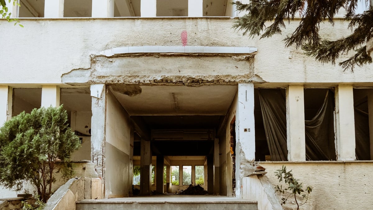Eerie entrance of an abandoned building in İstanbul, showcasing urban decay